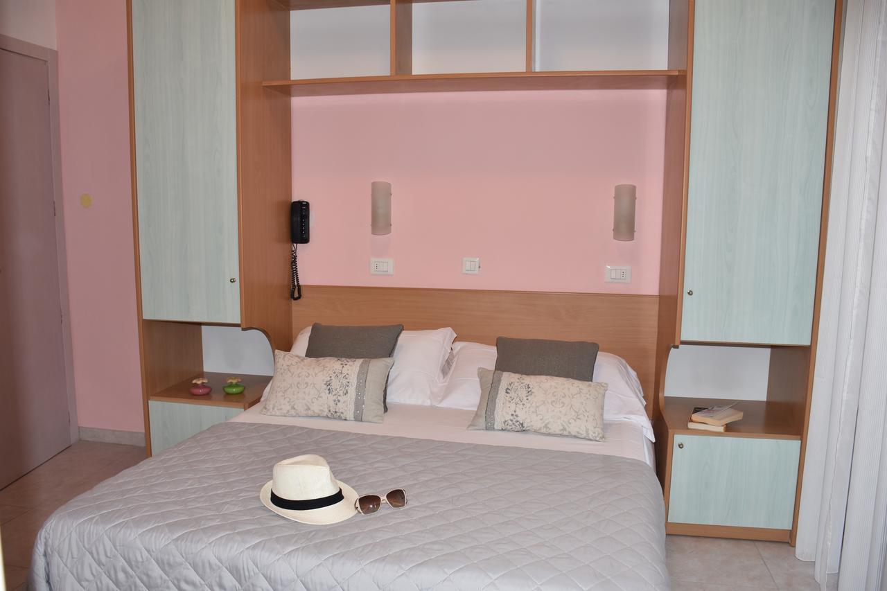 Hotel Gambrinus Римини Экстерьер фото
