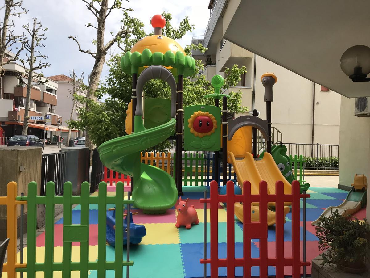 Hotel Gambrinus Римини Экстерьер фото